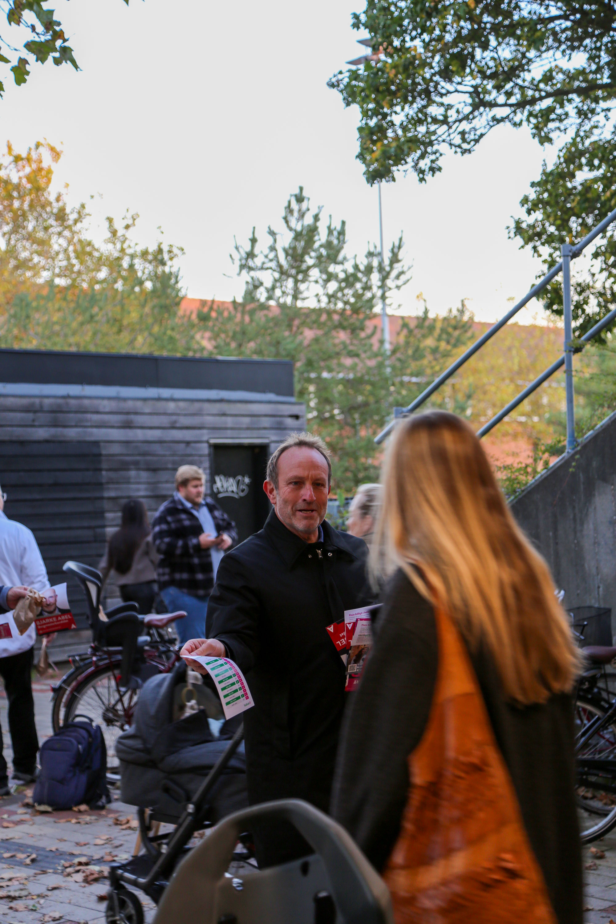 Martin Lidegaard under en uddeling i Ishøj