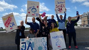 Radikale kandidater og frivillige hænger plakater op ved folkeafstemningen i 2022